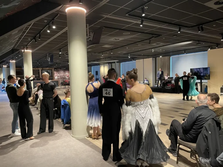 Latindansers in het zwart wachten op hun optreden