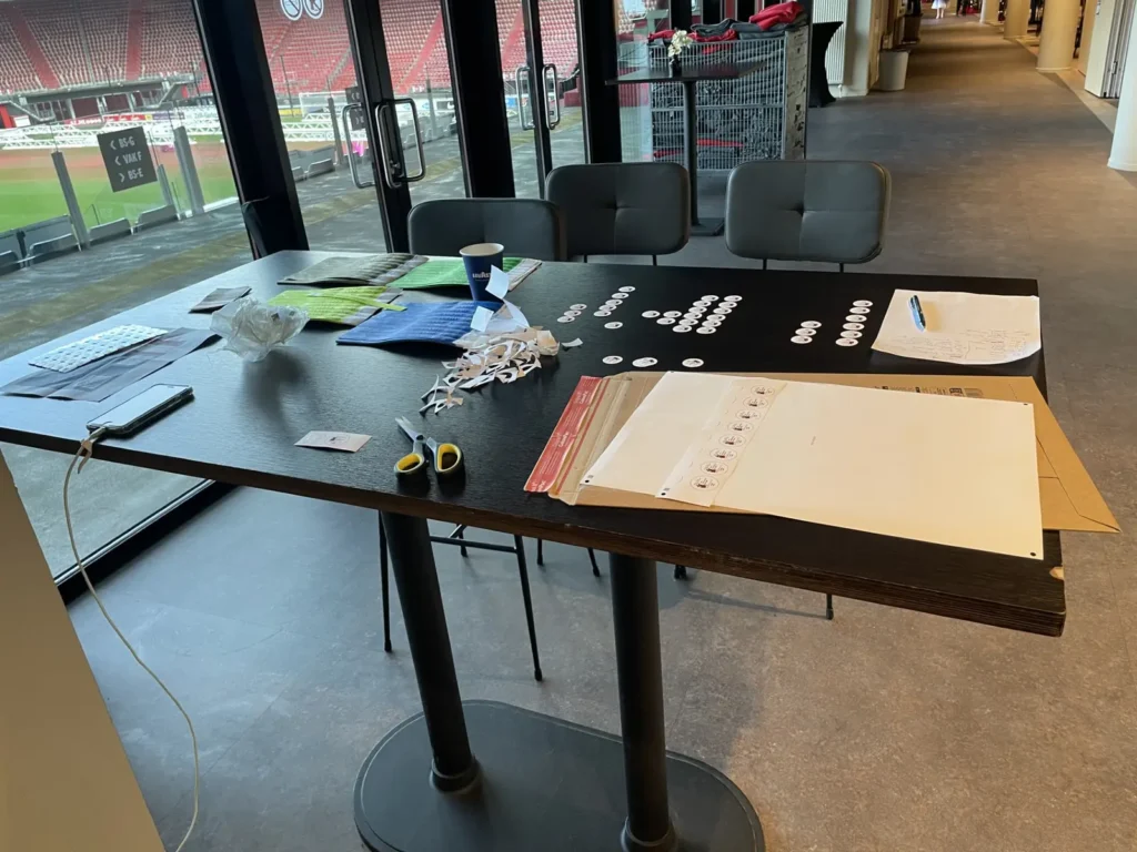 Jurytafel met beoordelingsformulieren en pennen