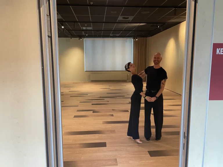 Twee dansers in de aparte zaal waar de workshop wordt gegeven